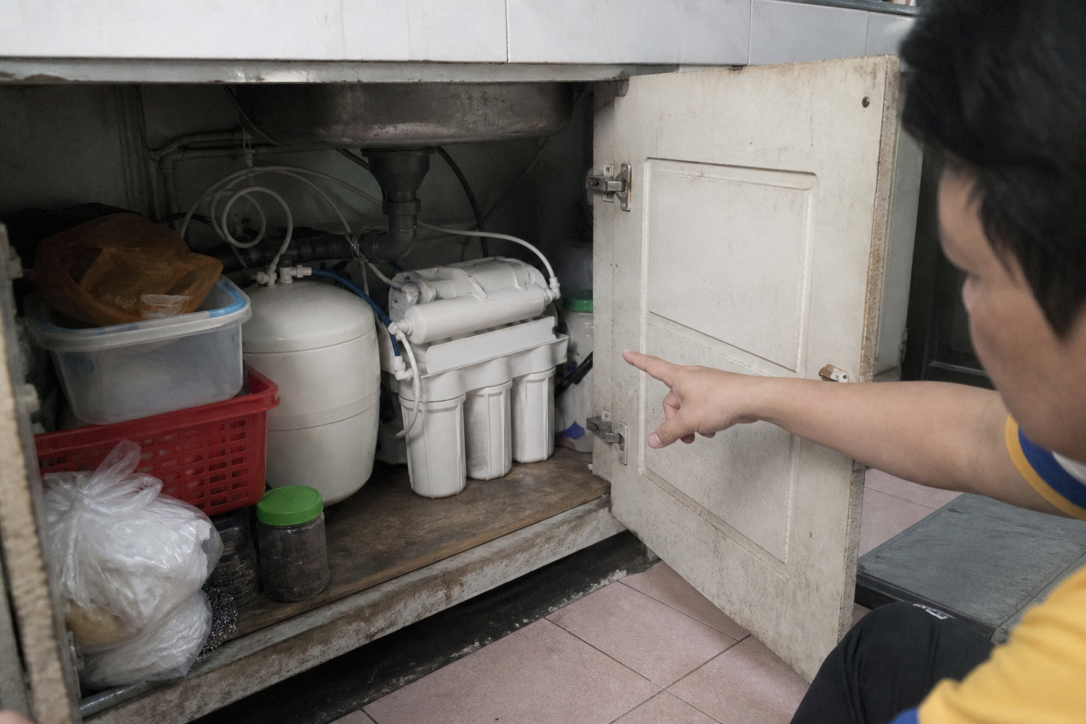 Small under-sink RO crowded in a kitchen cabinet