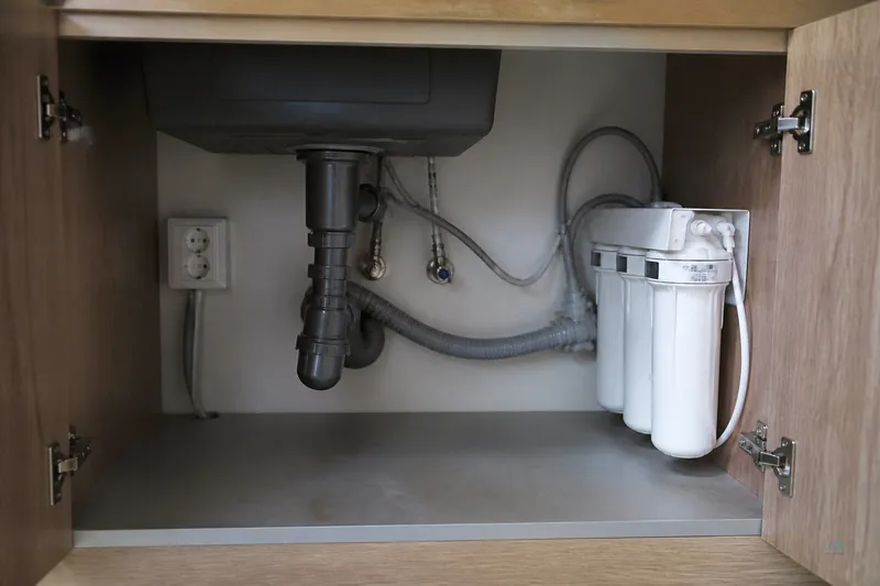 Under-sink space planning for RO machine and storage tank
