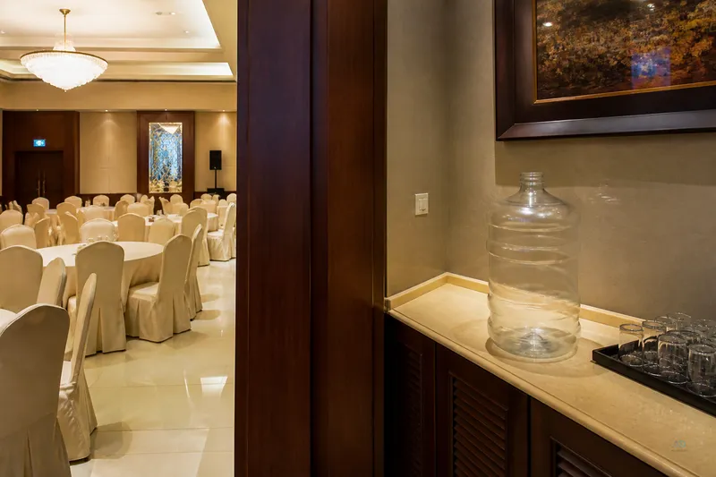 Banquet floor plan vs empty service-hour water jug